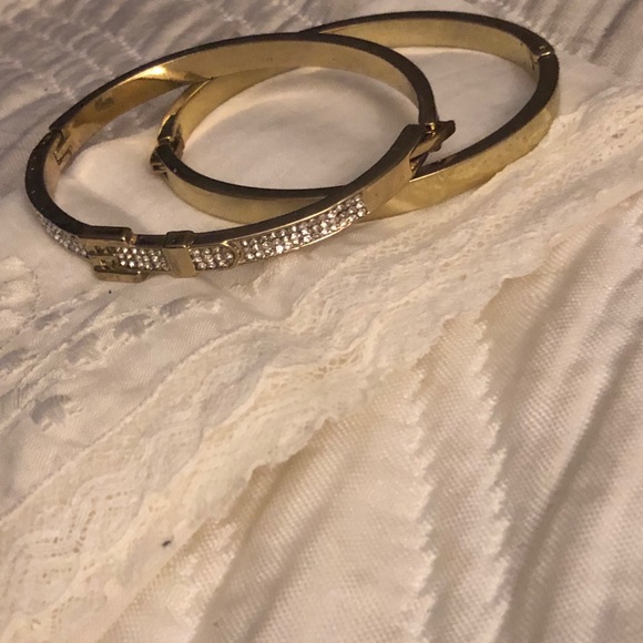 1 Set of gold bangles